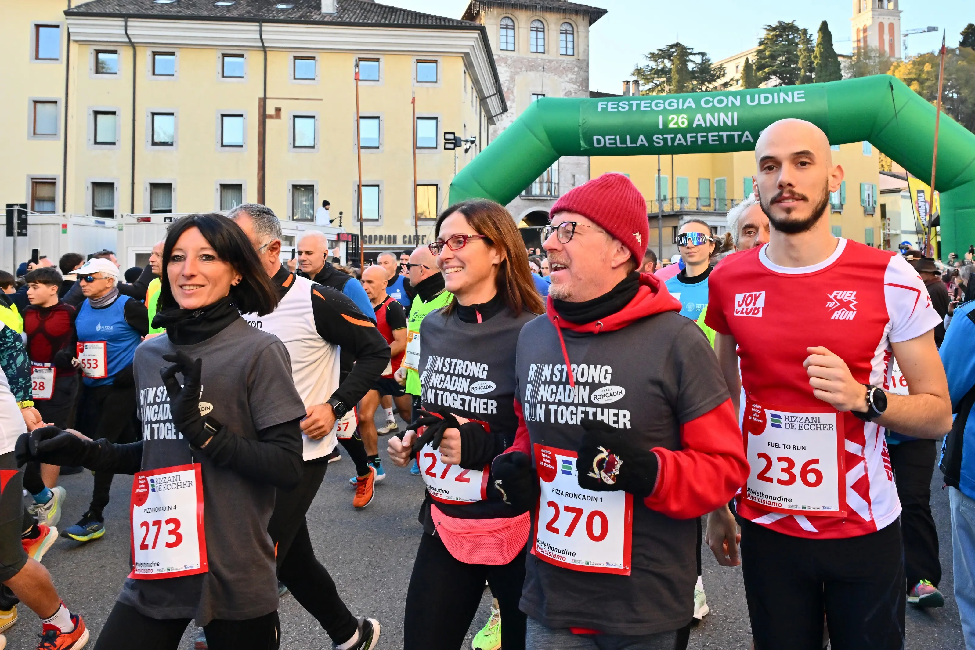 La 26esima edizione della Staffetta Telethon ha visto Udine animata da 870 squadre, per un totale di oltre 22mila partecipanti, tra cui 1.500 studenti. L'evento, che si è svolto dal 30 novembre al 1 dicembre, ha battuto un nuovo record di solidarietà, con la speranza di superare i 320mila euro di donazioni per la ricerca sulle malattie genetiche rare. Molti sportivi, tra cui il campione paralimpico Antonio Fantin, hanno preso parte all'iniziativa, insieme a tanti altri volontari e partecipanti, che hanno corso su un percorso di 1.920 metri nel cuore della città. Un grande successo, che ha coinvolto anche diverse associazioni e realtà locali. Foto Petrussi