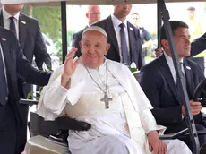 epa11598412 A handout photo made available by Singapore’s Ministry of Digital Development and Information (MDDI) shows Pope Francis (C) waving as he is welcomed by Catholic faithfuls at Changi Jurassic Mile in Singapore, 11 September 2024. Pope Francis is visiting Singapore from 11 to 13 September, marking the final stop of his apostolic journey through the Asia-Pacific region, which also includes Indonesia, Papua New Guinea, and East Timor. EPA/Ministry of Digital Development and Information (MDDI) / HANDOUT ONE TIME USE ONLYHANDOUT EDITORIAL USE ONLY/NO SALES