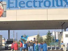 Debora Crassini e la sede Electrolux di Porcia durante un presidio