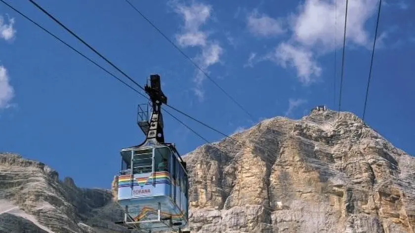 Freccia del cielo funivia Tofana Cortina
