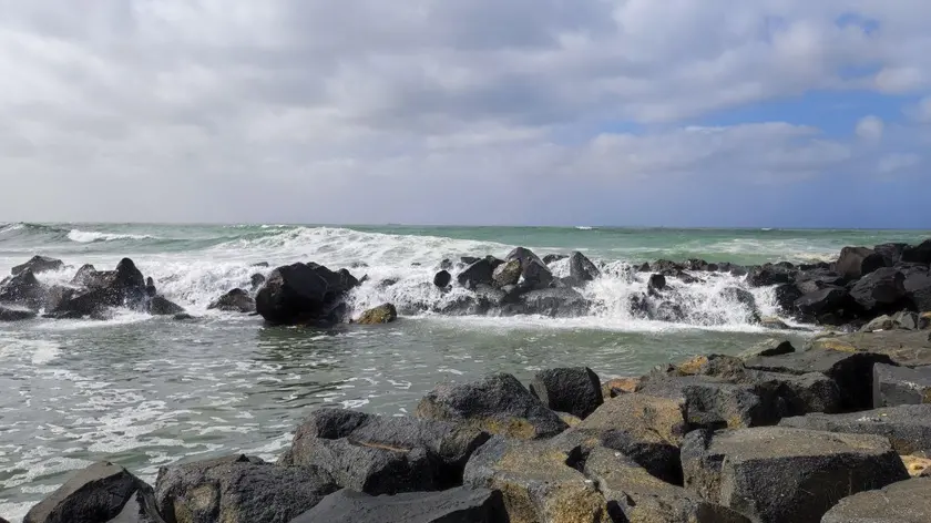 Una veduta del litorale a Fiumicino (Roma), 24 marzo 2024. La giornata festiva e' caratterizzata anche da una mareggiata, con onde fino ad 1,5 metri, che sta sferzando il litorale. ANSA/TELENEWS