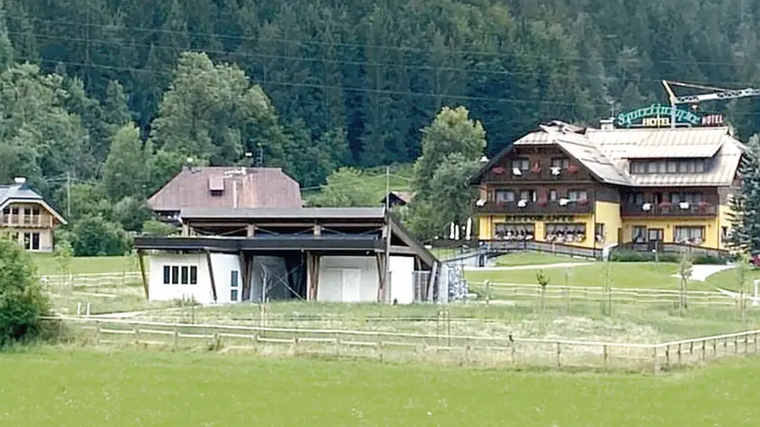 La piana di Camporosso con l’area del biolago dove dovrebbe sorgere il centro wellness