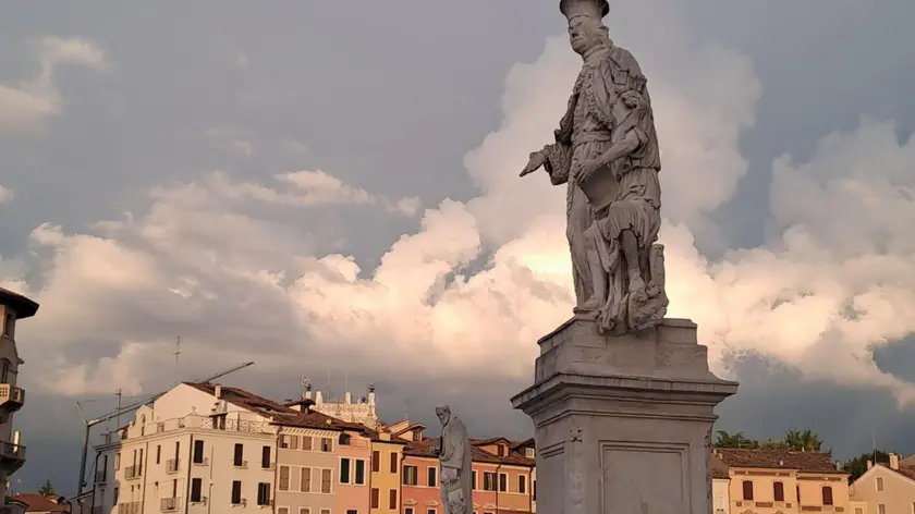 Prato della Valle a Padova e sullo sfondo le nuvole di un temporale, 18 agosto 2024 ANSA / Michele Galvan