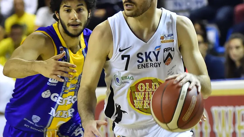 Rota e Caroti, play contro nel derby giocato al Carnera (foto Petrussi)