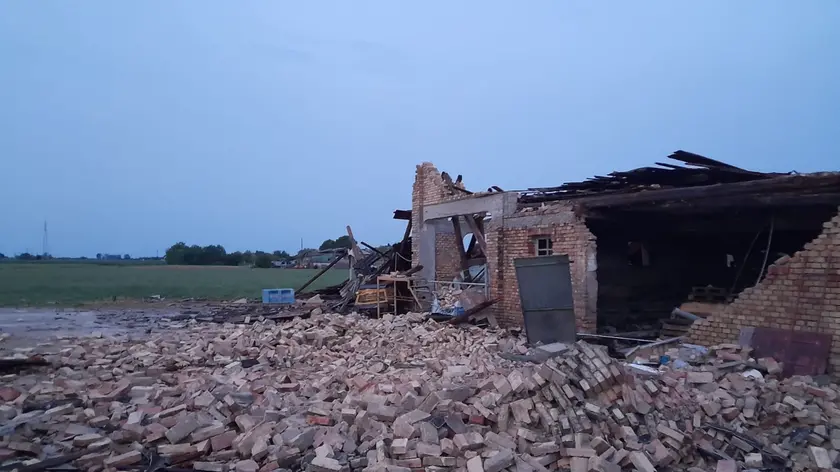 Una foto da Carlino: il maltempo ha scoperchiato una costruzione in mattoni