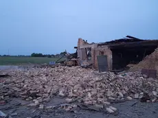 Una foto da Carlino: il maltempo ha scoperchiato una costruzione in mattoni