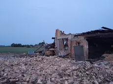 Una foto da Carlino: il maltempo ha scoperchiato una costruzione in mattoni