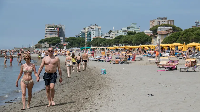 Bagnanti a Grado in estate, in una foto di Katia Bonaventura