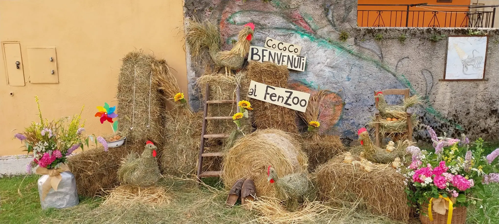A Pontebba, in occasione di Fen Art 2024, sono arrivati artisti da Indonesia, Stati Uniti, Croazia, Slovenia, Ucraina, Lituania e Messico per la realizzazione di animali e creature fiabesche. Il comune si è riempito di visitatori sin dalla mattina di domenica 14 luglio, giunti per ammirare le sculture dei sei team costruite con impalcature di ferro, legno e rivestimento di paglia e fieno.