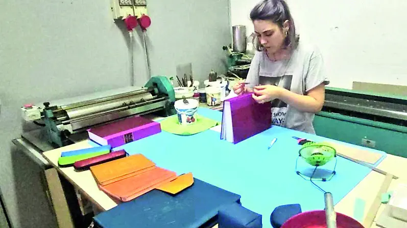 I quaderni e i gadget in lavorazione nel laboratorio di Arte e Libro destinati al G7