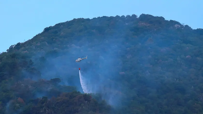 Elicottero al lavoro per spegnere l'incendio (Foto Petrussi)