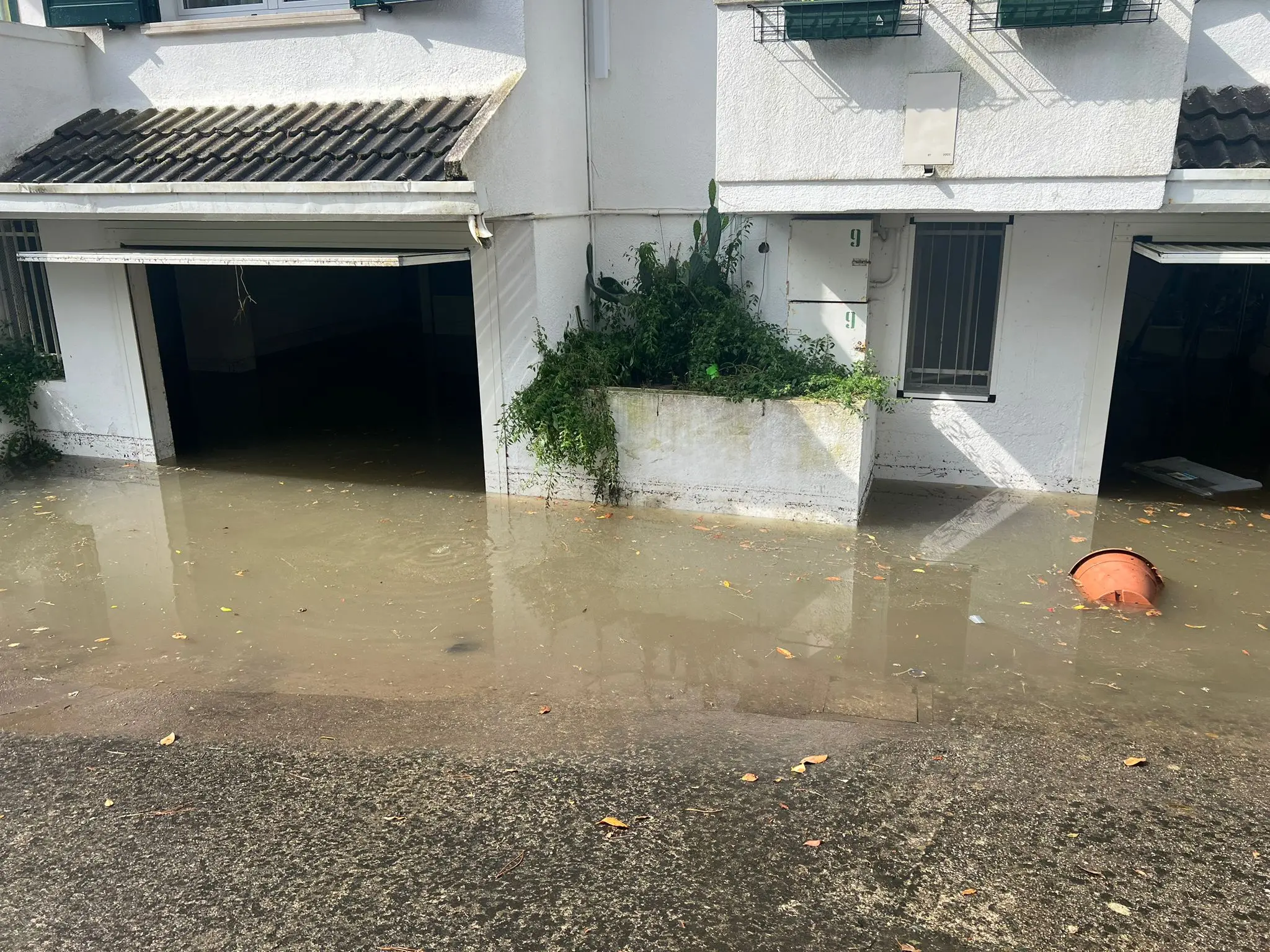 Una bomba d'acqua si è abbattuta nelle prime ore di venerdì mattina a Lignano: la località balneare è finita sott'acqua. Sono stati attivati 28 volontari con 9 automezzi per la gestione delle problematiche conseguenti all’evento meteo e il monitoraggio del territorio