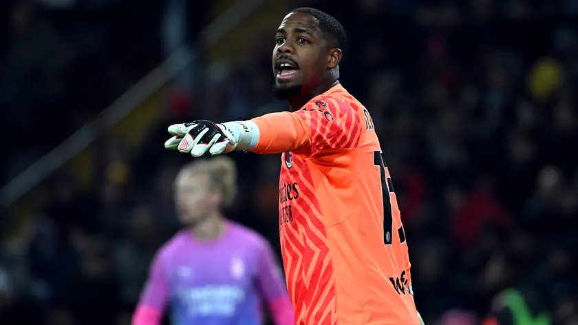 Il portiere del Milan, Mike Maignan, oggetto di cori razzisti durante la partita al Friuli