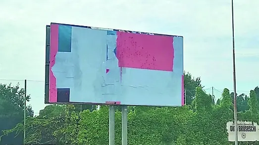 Uno dei cartelloni pubblicitari davanti allo stadio di Udine dove appariva la maglia della Triestina