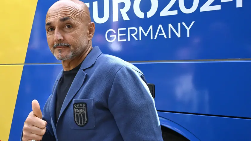 Italy's head coach, Luciano Spalletti, gesture upon arrival at the team hotel VierJahreszeiten in Iserlohn, Germany, 11 June 2024. ANSA/DANIEL DAL ZENNARO
