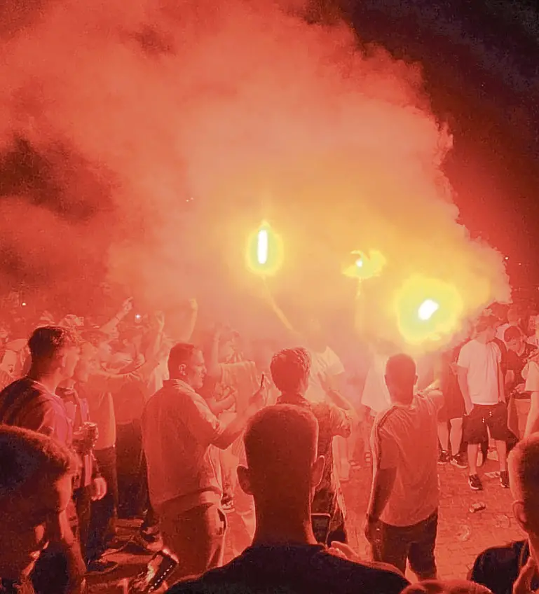 I giovani austriaci alle prese con i fumogeni in piazza a Lignano