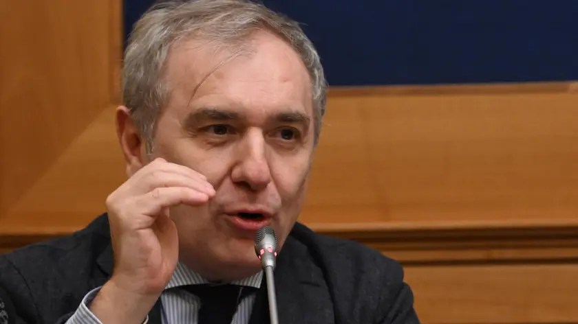 Il presidente dell'Anm, Giuseppe Santalucia, nel corso della conferenza stampa sulla carenza di personale amministrativo negli uffici giudiziari, Roma 15 gennaio 2024. ANSA/MAURIZIO BRAMBATTI