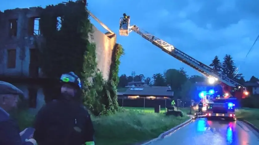 I vigili del fuoco intervenuti a Tricesimo per mettere in sicurezza un edificio disabitato danneggiato dalla pioggia
