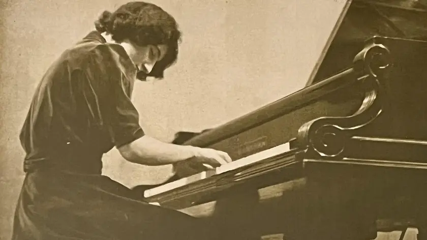 Albonetti durante uno dei suoi tanti concerti al pianoforte