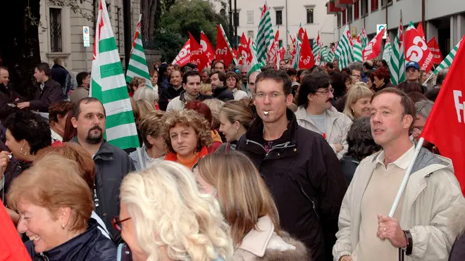 ANTEPRIMA UDINE, 19 ottobre 2004. Ore 11.30 CATEGORIA ENTI LOCALI UDINE IN SCIOPERO PER CHIEDERE A REGIONE COMPARTO UNICO Dipendenti degli Enti Locali del Fvg manifestano per parificare i livelli retributivi con quelli dei dipendenti regionali. Telefoto Copyright Massimo Turco/Foto Agency Anteprima © (tutti i diritti riservati, citazione obbligatoria) www.anteprimafoto.it