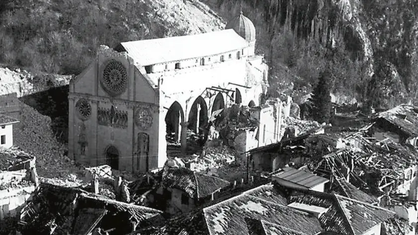 Il centro di Gemona ridotto a un cumulo di macerie dopo il terremoto del 1976