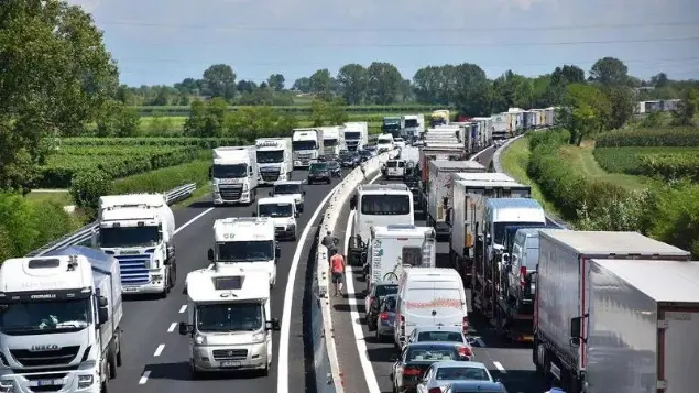 Traffico mai così intenso: fino alla fine di agosto esodo e controesodo riverseranno 2 milioni di vacanzieri sulla rete autostradale a Nordest