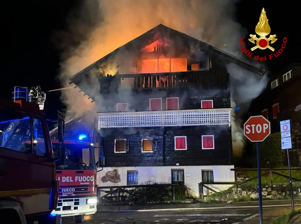 Un incendio è scoppiato nella notte tra il 2 e il 3 maggio su un’abitazione della borgata Mulbach a Sappada. L’immobile, una casa per vacanze di quattro piani che in questo periodo era vuota, è stato avvolto dalle fiamme intorno alla mezzanotte. A dare l’allarme un sappadino residente a poca distanza dall’abitazione in fiamme. Immediato l’intervento dei vigili del fuoco che sono arrivati sul posto in forze. I primi a raggiungere il luogo dell’incendio sono stati i pompieri della stazione di Santo Stefano di Cadore, seguiti a ruota dai colleghi di Tolmezzo e Rigolato e dal funzionario di guardia giunto dalla sede centrale del comando friulano con 2 autoscale e 3 autobotti per un totale di 20 persone al lavoro più una decina di volontari