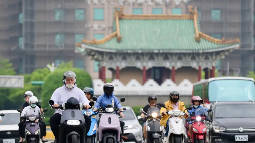 epa11293264 Motorists drive past Taiwan’s presidential palace in Taipei, Taiwan, 22 April 2024. The US House of Representatives on 20 April approved a $95 billion foreign aid package with bipartisan support. The funding is for Ukraine, Israel, and the Asia Pacific, including Taiwan. EPA/RITCHIE B. TONGO