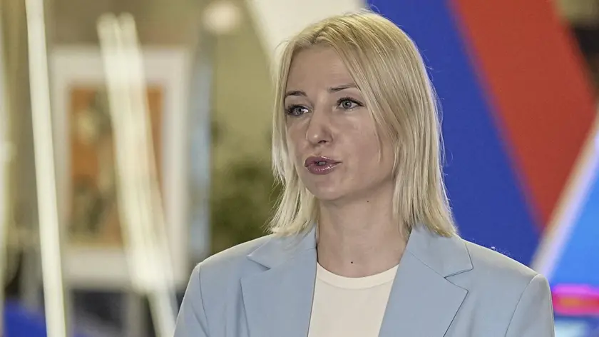 epa11038890 Yekaterina Duntsova, who plans to run for Russian president in the March 2024 election, speaks with journalists as she submits documents to the Russian Central Election Commission in Moscow, Russia, 20 December 2023. Journalist and native of Krasnoyarsk, Ekaterina Duntsova is to run in Russia's 2024 presidential election. She held a formal meeting of the group of voters and collected the required number of signatures for nomination. Russian presidential elections will be held from 15 to 17 March 2024. EPA/STRINGER