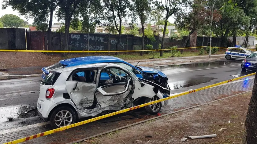 La scena dell'incidente in cui ha perso la vita un bimbo di 5 anni, a Casal Palocco, nella zona sud di Roma, 14 giugno 2023. Il piccolo era in auto con la madre. ANSA/STRINGER