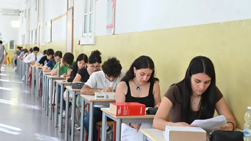 Esame di maturità presso il liceo Alfieri di Torino, 21 giugno 2023. Da stamattina oltre 536.000 studenti saranno alle prese in Italia con gli esami di Maturità. E quest'anno si torna alla formula pre-Covid, con due scritti e un colloquio. Oggi si parte con la prima prova, quella di Italiano. ANSA/ALESSANDRO DI MARCO Final exam at the Alfieri high school in Turin, 21 June 2023. From this morning over 536,000 students in Italy will be grappling with the final exams. And this year we return to the pre-Covid formula, with two writings and an interview. Today we start with the first test, that of Italian. ANSA/ALESSANDRO DI MARCO