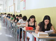 Esame di maturità presso il liceo Alfieri di Torino, 21 giugno 2023. Da stamattina oltre 536.000 studenti saranno alle prese in Italia con gli esami di Maturità. E quest'anno si torna alla formula pre-Covid, con due scritti e un colloquio. Oggi si parte con la prima prova, quella di Italiano. ANSA/ALESSANDRO DI MARCO Final exam at the Alfieri high school in Turin, 21 June 2023. From this morning over 536,000 students in Italy will be grappling with the final exams. And this year we return to the pre-Covid formula, with two writings and an interview. Today we start with the first test, that of Italian. ANSA/ALESSANDRO DI MARCO