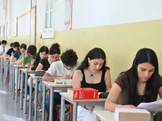 Esame di maturità presso il liceo Alfieri di Torino, 21 giugno 2023. Da stamattina oltre 536.000 studenti saranno alle prese in Italia con gli esami di Maturità. E quest'anno si torna alla formula pre-Covid, con due scritti e un colloquio. Oggi si parte con la prima prova, quella di Italiano. ANSA/ALESSANDRO DI MARCO Final exam at the Alfieri high school in Turin, 21 June 2023. From this morning over 536,000 students in Italy will be grappling with the final exams. And this year we return to the pre-Covid formula, with two writings and an interview. Today we start with the first test, that of Italian. ANSA/ALESSANDRO DI MARCO