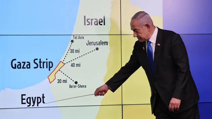 epa11584946 Israeli Prime Minister Benjamin Netanyahu stands before a map of the Gaza Strip during a press conference for the international media at the Government Press office in Jerusalem, 04 September 2024. The Israeli Prime Minister said that in order prevent Hamas from rearming , Israel 'must have control' over Philadelphi Corridor, a narrow strip of land along the border between the Gaza Strip and Egypt. EPA/ABIR SULTAN EPA POOL