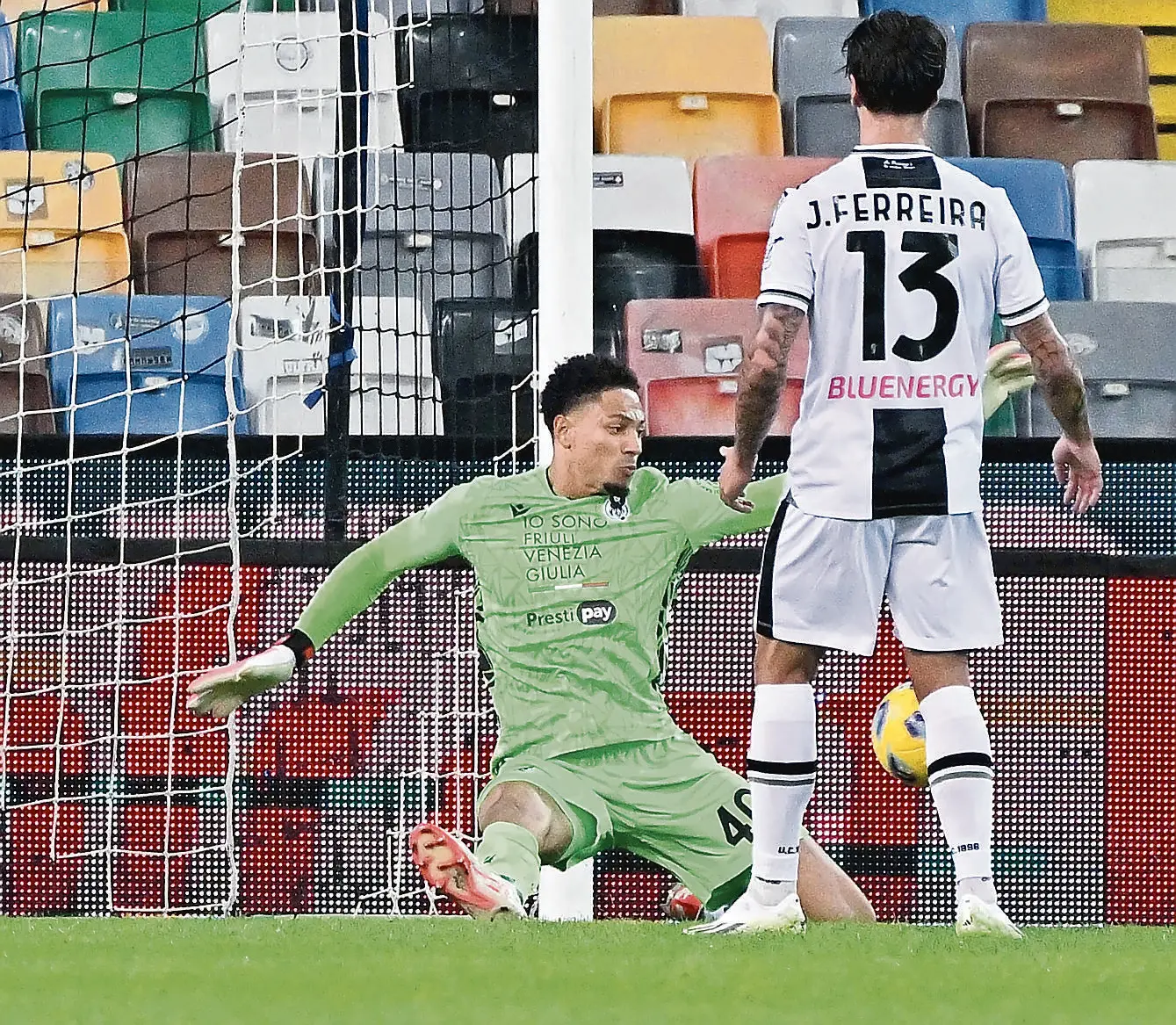 Un intervento di piede del portiere Okoye, all’esordio con la maglia bianconera © Foto Petrussi
