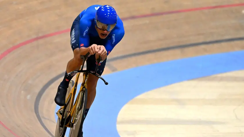 Italy's Jonathan Milan competes in the Men's Individual Pursuit race for gold during the UEC Track Elite European Championship in Grenchen on February 10, 2023. (Photo by SEBASTIEN BOZON / AFP)