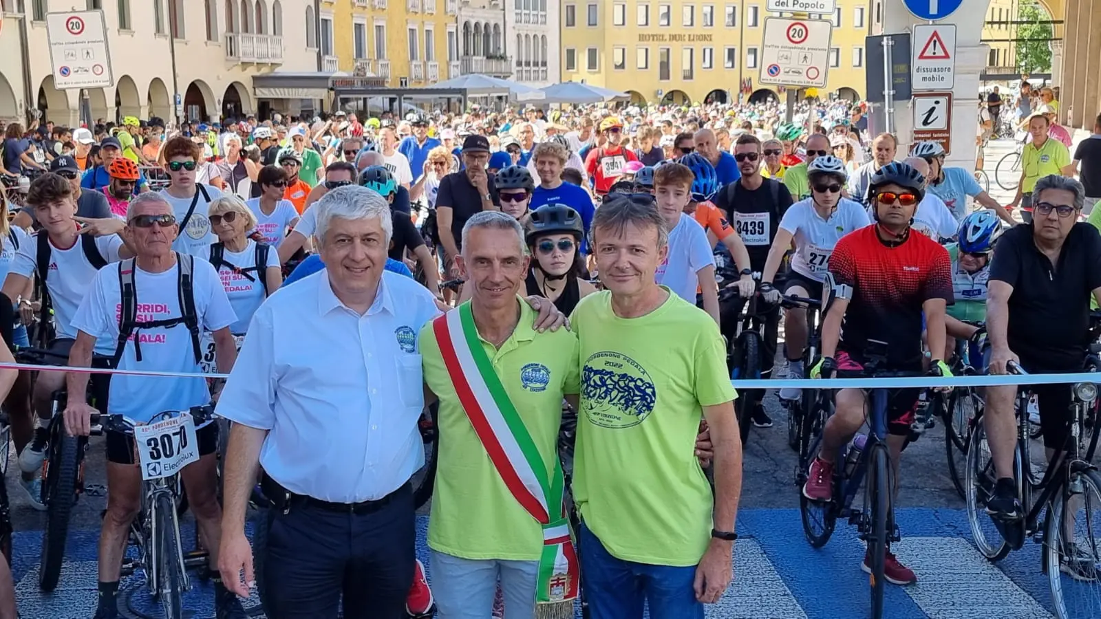 Edizione riuscita, la numero 49, per la Pordenone pedala, sotto un bel sole e con circa 4 mila partecipanti stimati. Il serpentone si è snodato da Pordenone a Porcia, Brugnera, Sacile, con rientro via Fontanafredda a Pordenone. Poi la tradizionale pastasciutta collettiva a Parco Galvani e le premiazioni delle categorie che hanno preso parte all’evento. Soddisfazione per il presidente Luigi Tomadini e lo staff che ha contribuito alla riuscita dell’evento.