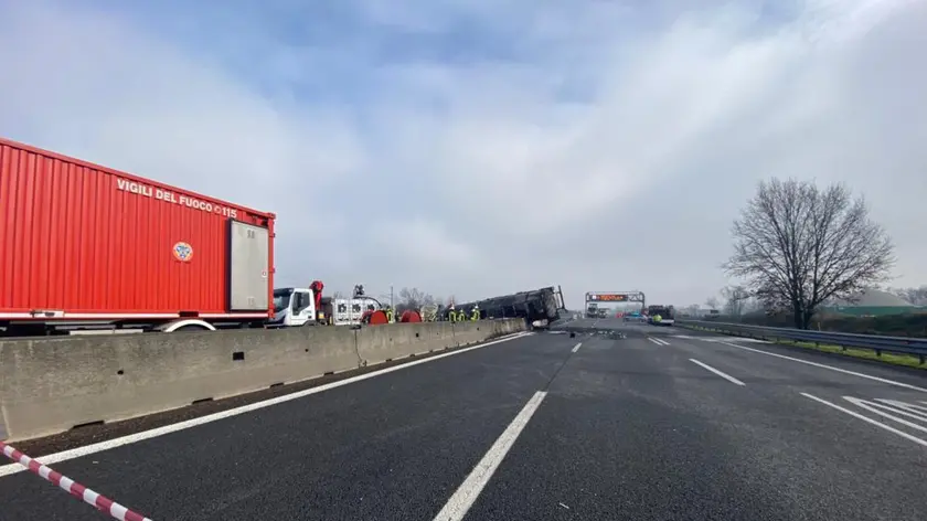 I lavori per il ripristino del tratto di autostrada A1 fra l'allacciamento della Teem (la tangenziale est esterna di Milano) e l'uscita di Lodi, dove si è incendiata un'autocisterna, 16 febbraio 2022. Le operazioni per la riapertura al traffico sono scattate fin dalle prime ore della mattina a seguito di un incidente autonomo all'altezza del km 21, che ha coinvolto un mezzo pesante il quale ribaltandosi è andato in fiamme occupando anche parte della carreggiata opposta. ANSA/ STRINGER