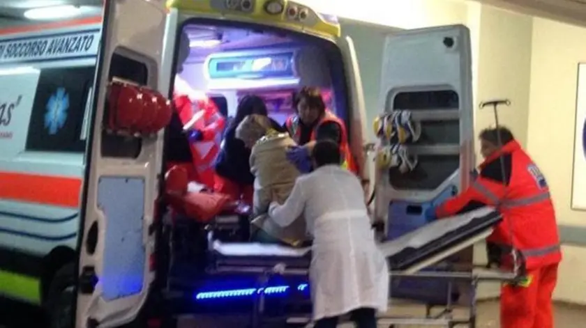 Una naufraga della Norman Atlantic al suo arrivo in ambulanza all'ospedale di Brindisi, 28 dicembre 2014. ANSA/ROBERTA GRASSI