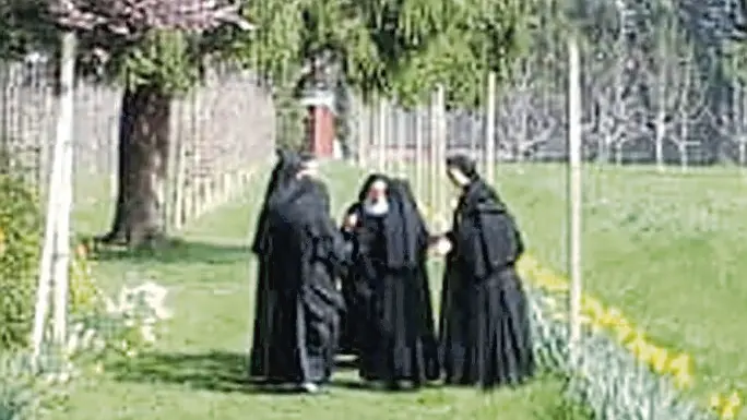 Un'immagine tratta dal profilo Facebook del monastero di San Vito: le suore nell’area verde esterna