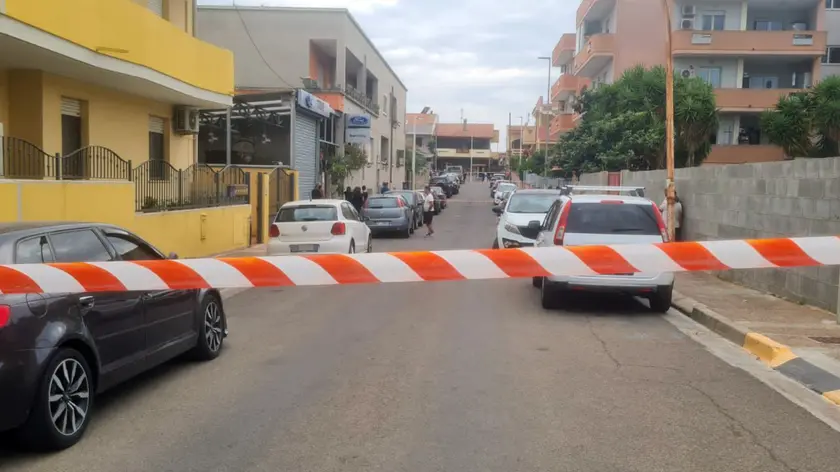 Una veduta esterna della palazzina dove un giovane di 27 anni avrebbe ucciso con una sola coltellata alla schiena sua madre, Maria Dolores Cannas, di 57 anni, in via Monte Genia a Sinnai nell'hinterland di Cagliari, 16 giugno 2024. ANSA/ MANUEK SCORDO