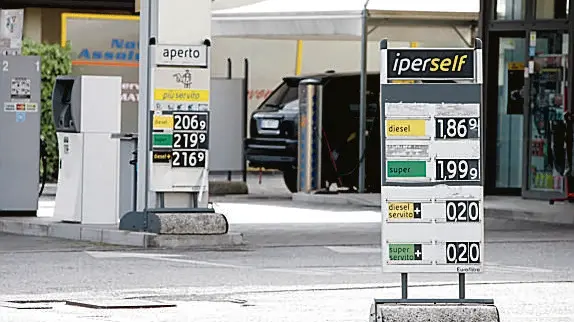 A Porcia la benzina servita arriva quasi a 2,20 euro al litro