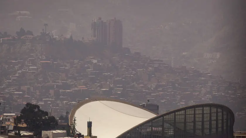 epa11594953 An area in the city is covered by a layer of smoke caused by the fires in La Paz, Bolivia, 09 September 2024. The Government of Bolivia ordered the holding of virtual classes in the most affected departments and the suspension of takeoffs at the Viru Viru Airport, in Santa Cruz, due to pollution and smoke caused by forest fires. EPA/ESTEBAN BIBA
