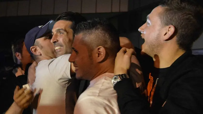 Foto LaPresse - Daniele Badolato.14/05/2015 Torino - Caselle ( Italia).Sport Calcio.Real Madrid - Juventus.Champions League 2014 2015 - Semifinale ritorno - La Juventus rientra da Madrid.Nella foto: Gianluigi Buffon..Photo LaPresse - Daniele Badolato.14 May 2015 Turin ( Italy).Sport Soccer.Real Madrid - Juventus.Champions League 2014 2015 - Semi-finals second leg - Juventus arriving from Madrid.In the pic: Gianluigi Buffon