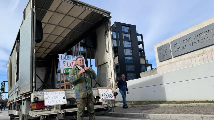 Antonio Zaro, tra i portavoce della protesta, parla davanti alla sede della Regione a Udine