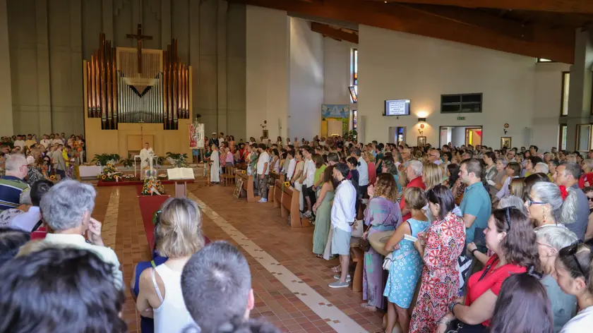 Il funerale di Alex Marangon, il barista 25 enne di Marcon, morto in circostanze ancora da chiarire durante un raduno sciamanico all'abbazia di Vidor nel trevigiano. Al seguito del feretro, al suono di un tamburo melodico, nella chiesa dei Santi Patroni d'Europa i genitori Luca e Sabrina e la sorella Sara. Presente alla cerimona religiosa anche il legale della famiglia, Stefano Tigani, Marcon (Ve), 13 luglio 2024 ANSA/ Nuove tecniche
