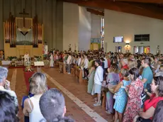 Il funerale di Alex Marangon, il barista 25 enne di Marcon, morto in circostanze ancora da chiarire durante un raduno sciamanico all'abbazia di Vidor nel trevigiano. Al seguito del feretro, al suono di un tamburo melodico, nella chiesa dei Santi Patroni d'Europa i genitori Luca e Sabrina e la sorella Sara. Presente alla cerimona religiosa anche il legale della famiglia, Stefano Tigani, Marcon (Ve), 13 luglio 2024 ANSA/ Nuove tecniche