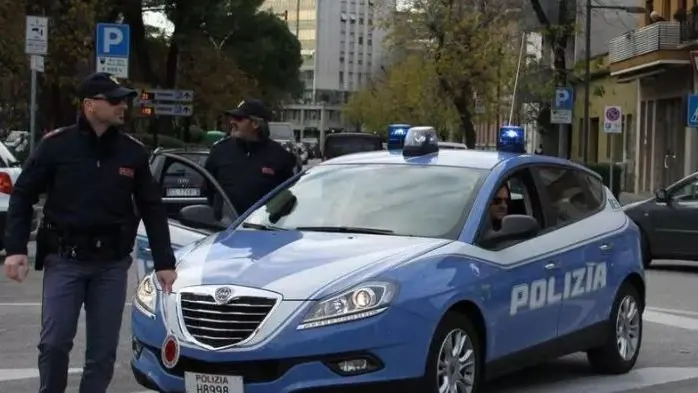 La polizia ha fermato i due cinquantenni fuori da uno dei locali colpiti