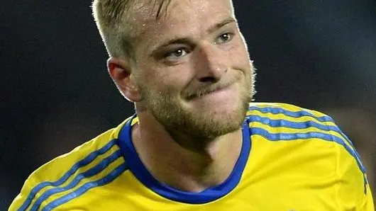 epa04821798 Swedens John Guidetti (L) and Swedens Isaac Kiese Thelin celebrates a goal during UEFA European Under-21 soccer championship semifinal match Sweden vs Denmark in Prague, Czech Republic, 27 June 2015. EPA/FILIP SINGER