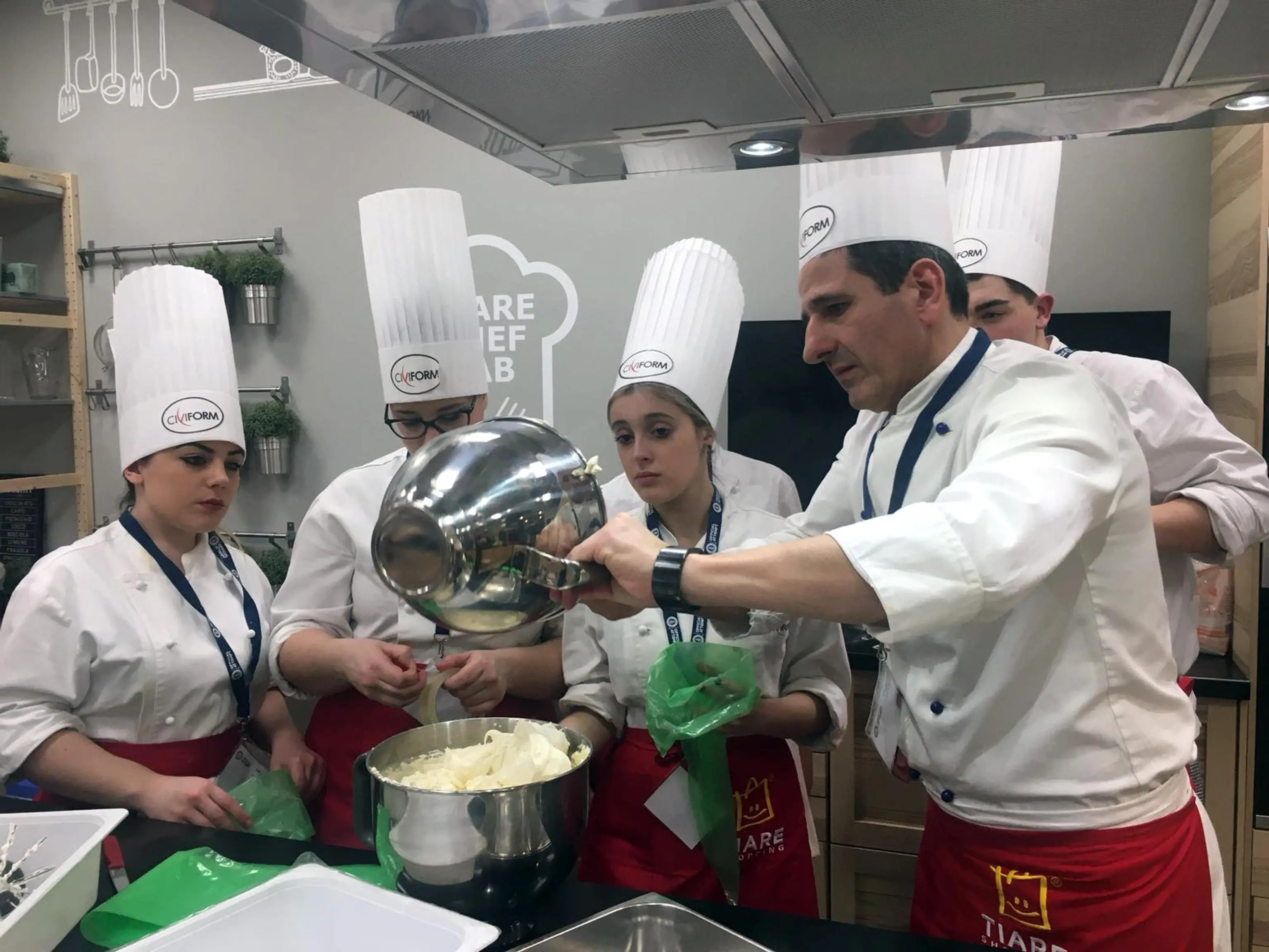 Più di 30 pasticceri al lavoro, dalle 8 di stamani, per realizzare il tiramisù più lungo del mondo: è l'impresa da record che si sta tentando oggi a Villesse (Gorizia). Oltre 420 teglie di tiramisù assemblate assieme e appoggiate su un lunga tavolata nel corridoio del centro commerciale Tiare. Si tratta di un "Official Attempt", con certificazione ufficiale dei giudici del guinness World Record, che ambisce a battere la lunghezza di 200 metri ed entrare così nel Guinness dei primati. ANSA/ALICE FUMIS